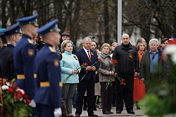 У стелы «Город воинской славы» в Великом Новгороде состоялся митинг в честь 77-годовщины Победы