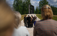 Сенаторы РФ посетили музейно-мемориальный комплекс «Жестяная горка» в Батецком районе