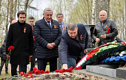 В память о павших героях Великой Отечественной войны депутаты возложили цветы на братском захоронении в деревне Змейско