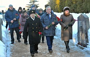 На братских захоронениях Великого Новгорода проходят памятные митинги