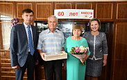 В Пестове Елена Писарева передала ноутбук многодетной семье и поздравила с бриллиантовой свадьбой супругов-юбиляров