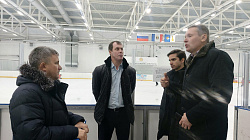 На площадке ледового дворца в Боровичах обсудили развитие спорта в регионе