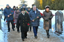 На братских захоронениях Великого Новгорода проходят памятные митинги