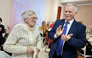 Анатолий Федотов поздравил ветеранов педагогического труда