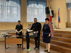 Алексей Куштовский поздравил победителей школьного шахматного турнира