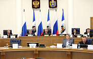 Сегодняшнее заседание Новгородской областной Думы прошло в преддверии Дня российского парламентаризма, который наша страна отмечает 27 апреля