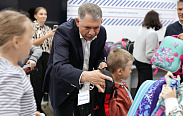 В преддверии 1 сентября депутаты вручили новгородским школьникам портфели, укомплектованные всем необходимым
