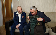 99-летий ветеран из Шимска Николай Иванович Екимов принимал поздравления с Днём Победы от Юрия Бобрышева