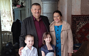 Многодетная семья из Великого Новгорода обратилась за помощью в сборе детей в школу 