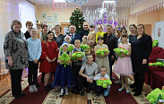 В преддверии Нового года депутаты навестили воспитанников подшефного детского социального приюта «Надежда» в Солецком округе