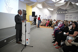 Юрий Бобрышев поприветствовал участниц четвертого областного женского форума