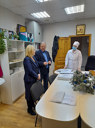 В преддверии новогодних праздников депутаты поздравили коллектив Новгородской областной инфекционной больницы