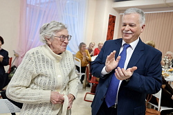 Анатолий Федотов поздравил ветеранов педагогического труда
