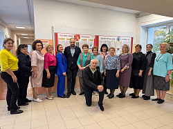 Денис Павлюк поздравил педагогов школы