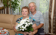 Елена Писарева поздравила семью Изместьевых и вручила медаль "За любовь и верность"