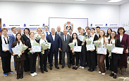 Вручение удостоверений участникам партийного проекта «Академия молодых политиков»