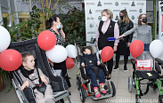 Елена Писарева передала специализированное реабилитационное оборудование семьям с детьми-инвалидами