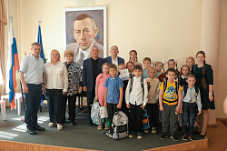 Депутаты Новгородской областной Думы вручили новгородским школьникам рюкзаки, укомплектованные всем необходимым для учебы
