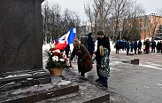 Председатель областной Думы возложила цветы к стелле "Город воинской славы"