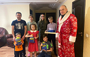 В рамках акции «Елка желаний» Алексей Чурсинов вручил подарок мальчику из многодетной семьи