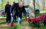 В память о павших героях Великой Отечественной войны депутаты возложили цветы на братском захоронении в деревне Змейско