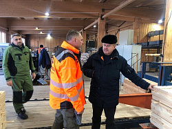 Владимир Королёв посетил Новгородскую лесопромышленную компанию «Содружество»