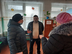 Депутат Сергей Тихомиров встретился с жителями деревни Перелучи