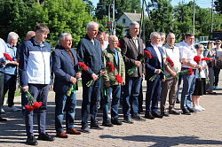 В рамках рабочей поездки в Псков Юрий Бобрышев возложил цветы к памятнику Псковским десантникам 6-ой роты