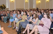 Елена Писарева вручила медали выпускникам гимназии "Исток", с отличием окончившим обучение