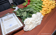 В преддверии 8 марта Юрий Бобрышев поздравил женщин-медиков 