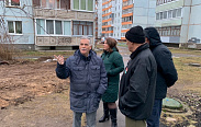 Анатолий Федотов организовал демонтаж старых бетонных конструкций во дворе дома №48, к.3 на улице Зелинского