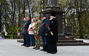 В преддверии 9 мая в Новгородской области проходят церемонии возложения венков и цветов на воинских захоронениях и мемориалах