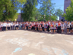 В школах Великого Новгорода прошли последние звонки