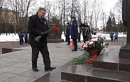 Новгородцы возложили цветы к стеле «Город воинской славы» в память о защитниках Отечества