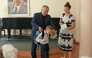 Депутаты Новгородской областной Думы вручили новгородским школьникам рюкзаки, укомплектованные всем необходимым для учебы