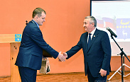 Юрий Бобрышев поздравил главу Парфинского муниципального района со вступлением в должность