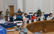 В преддверии Нового года ребята из шести районов области примерили на себя роль депутатов Новгородской областной Думы