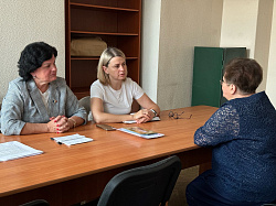 Депутаты Новгородской областной Думы Лариса Артемьева и Ольга Захарова провели совместный приём граждан в Боровичах