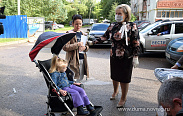 Елена Писарева выполнила обещание, данное новгородке, и подарила реабилитационную коляску для ее дочери
