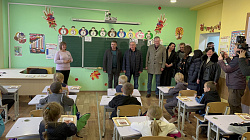Новгородские парламентарии передали книги и учебные пособия в образовательные учреждения Запорожья