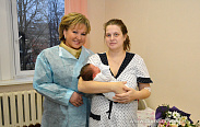 Елена Писарева поздравила многодетную новгородку с рождением седьмого ребенка